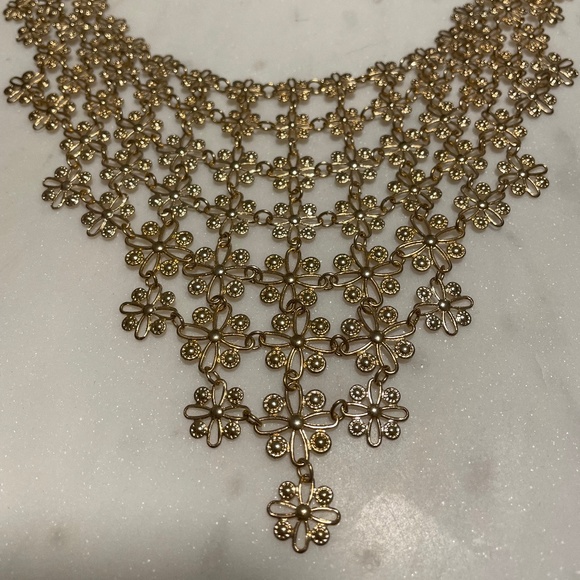 5 for $20: Francesca's gold flower statement necklace - Picture 2 of 4